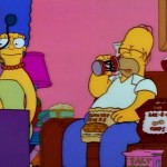 Homer comiendo frente la tele