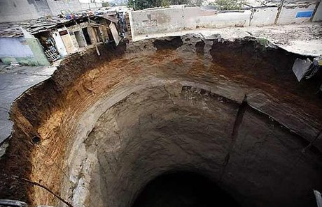 Guatemala Sinkholes on Investigan Agujero En La Tierra En Guatemala