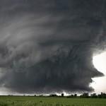 ¿Cómo permanecen separadas las cargas eléctricas en una nube de tormenta?