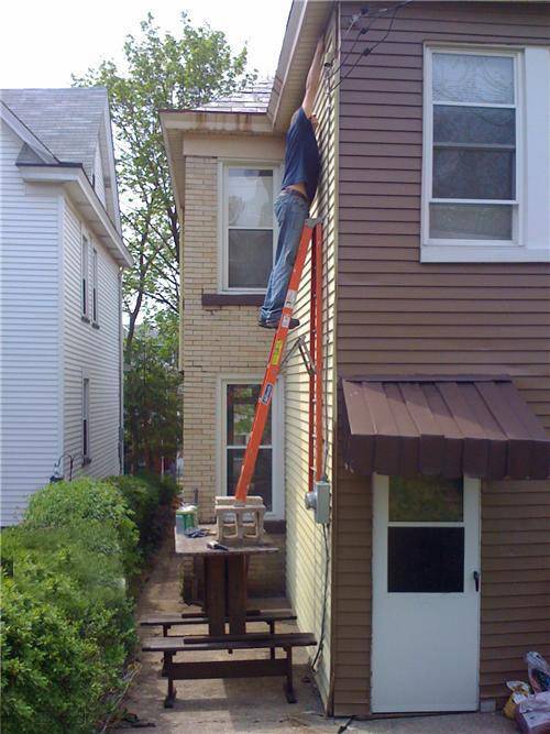 hombre trabajando riesgo precaucion escalera