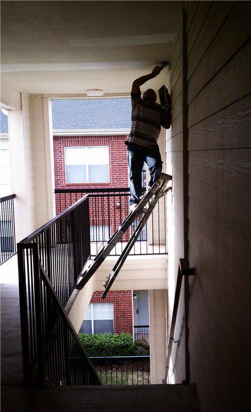 hombres trabajos arriesgados precaucion escalera