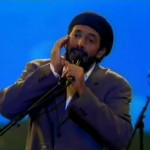 ¿Por qué algunos cantantes se tapan el oido al cantar?