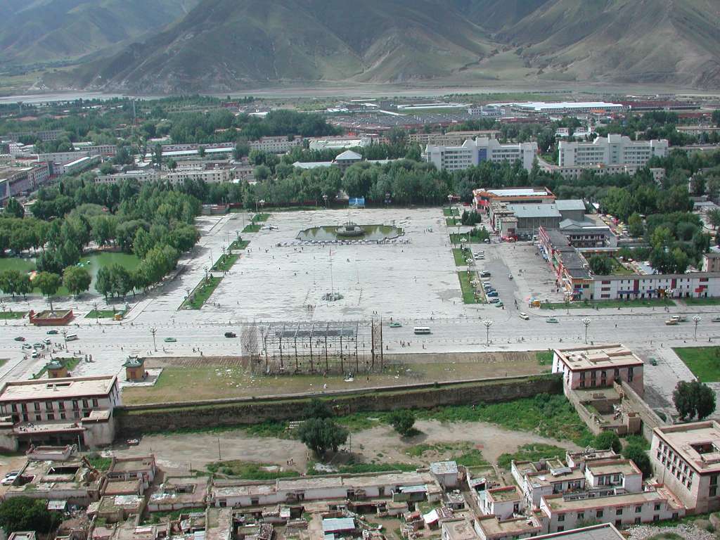 18_view_from_potala_roof_towards_south_lhasa_w_large_square