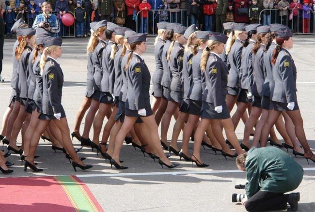imagenes humor desfile militar mujeres