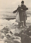 Masacre por los alemanes en Kerch, 1942 mujer llora hijo muerto ucrania kerch-1942