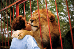 Júpiter, el león cariñoso del refugio Villa Lorena Ana Julia Torres, a principal and animal-rights advocate who opened her sanctuary in Cali 16 years ago, and a lion named Jupiter.