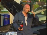 El mecánico loco broma mecanico bebiendo aceite motor coca cola