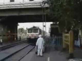 tren vias cruzando cruzar india