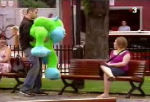 Un muñeco muy vivo peluche muneco broma camara oculta