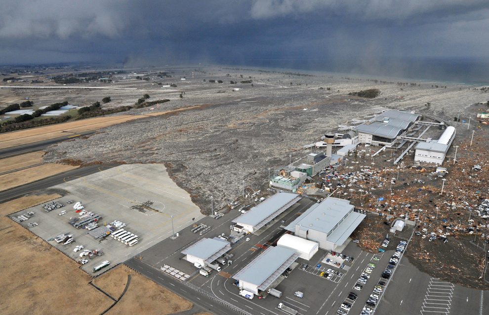 terremoto japon 8.9 2011 tsunami aeropuerto sendai