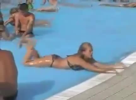 mujer piscina drogada