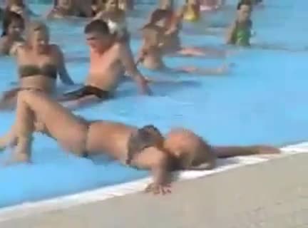 mujer piscina drogas
