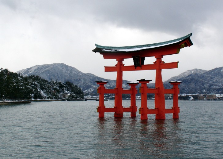 torii miyajima agua