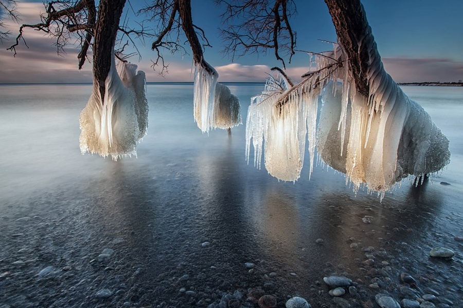 Carambanos hielo colgantes lago Ontario Canada.