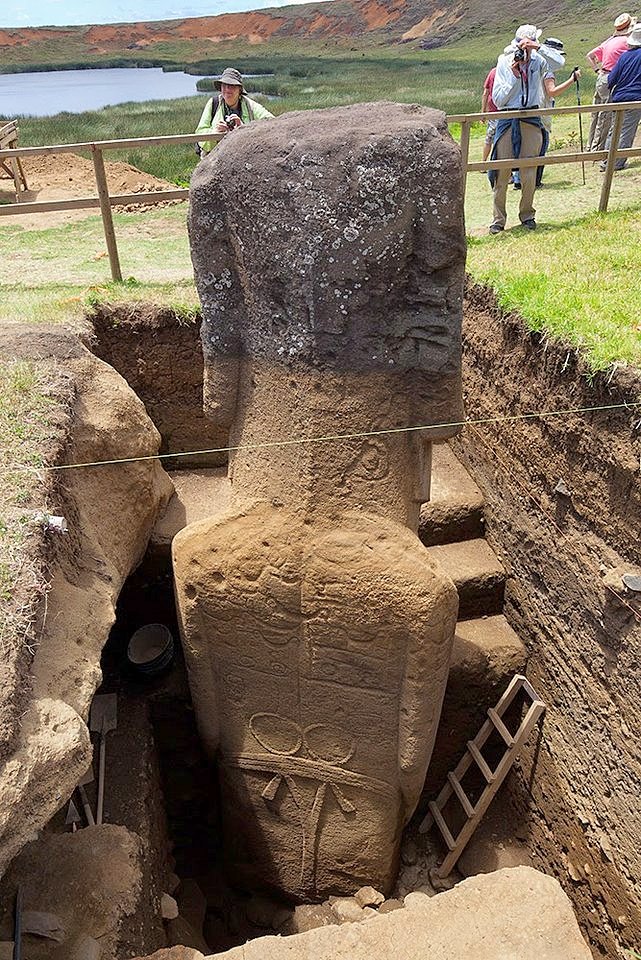 grabado espalda moai desenterrado Jo Anne VanTilburg