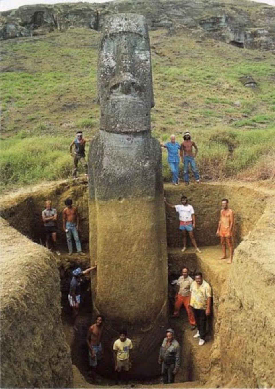 moai desenterrado Thor Heyerdahl